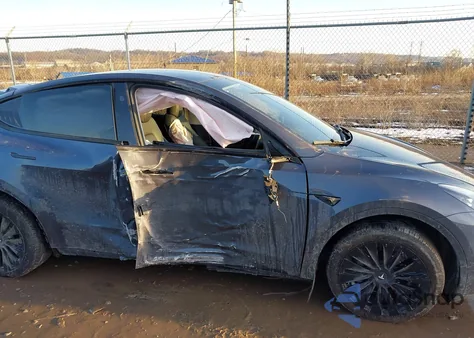 2023 Tesla Model Y Awd/Long Range Dual Motor All-Wheel Drive из США, поврежденный, VIN 7SAYGDEE5PA210695